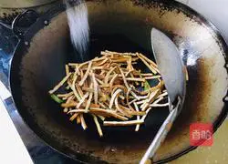 Illustration of how to make stir-fried dried beans with leeks 5