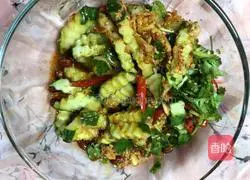 Illustration of how to make cucumbers with dried fruits 7