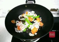 Illustration of how to make lotus pond stir-fry 10