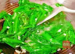 Illustration of how to make garlic lettuce 13