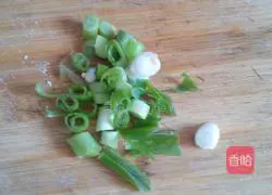 Illustration of how to make stir-fried tofu with loofah 3