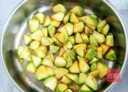 Illustration of how to make zucchini in oyster sauce 6