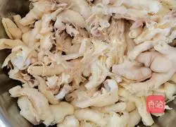 Illustration of how to make boneless chicken feet 1