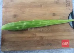 Illustration of how to mix tomatoes with lettuce 1