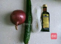 Illustration of how to mix cucumber with vermicelli 1