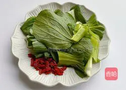 Illustration of how to stir-fry Shanghai greens with wolfberry 1