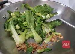 Illustration of how to stir-fry Xiaotang vegetables with lard residue 7