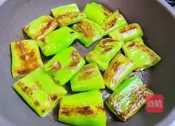 Tiger skin green pepper recipe illustration 5