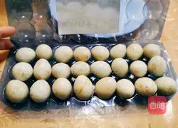 Illustration of how to make quail eggs with colored pepper 1