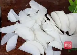 Illustration of how to make braised white radish slices 1