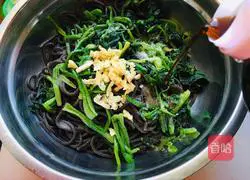 Illustration of how to make cold fern root powder 4