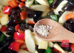 Illustration of how to make fried yam with fungus 12