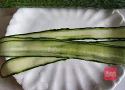 Illustration of how to make cold cucumber rolls 3