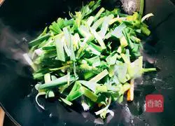 Illustration of how to stir-fry green garlic leaves with dried fragrant seeds 5