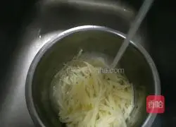 Illustration of how to make cold shredded potatoes 2 