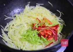 Illustration of how to stir-fry shredded potatoes with pepper 6