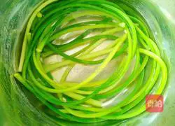 Illustration of how to make cold hand-shredded garlic 4