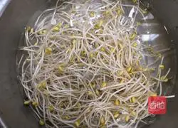 Illustration of how to make stir-fried green pepper and soybean sprouts 1