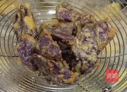 Illustration of how to make fried purple potato cubes 8