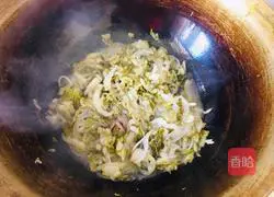 Illustration of how to make fried vermicelli with pickled cabbage 9