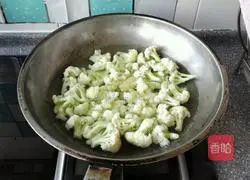 Illustration of how to stir-fry cauliflower with tomatoes 4