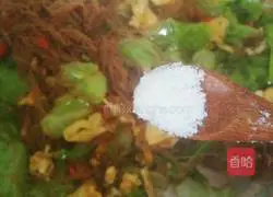 Illustration of how to stir-fry vermicelli with cabbage 13