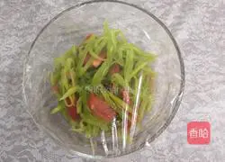 Illustration of how to mix tomatoes with lettuce 9