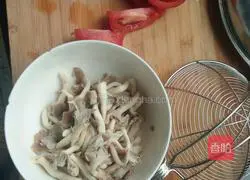Illustration of how to stir-fry tomatoes and mushrooms 1