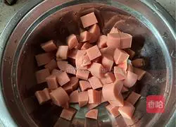 Illustration of Jinyu Hongfu (fried diced ham with corn, sweet beans) 3