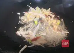 Illustration of how to make spicy shredded lettuce 3