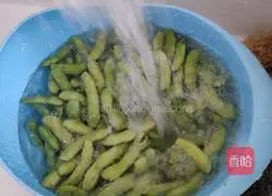 Illustration of how to make thin salt edamame 2