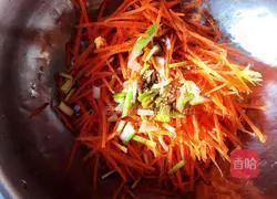 Illustration of how to make cold shredded carrots 4