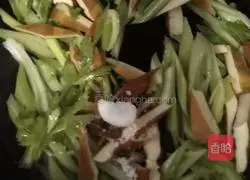 Illustration of how to make fried celery and dried celery 3