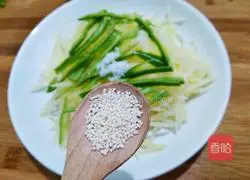 Illustration of how to make black bean paste with green pepper and potato shreds 17