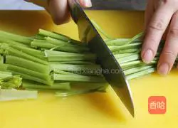 Illustration of how to cook cashew nuts and celery 2