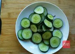 Illustration of how to mix cucumber with ears 3