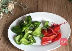 Illustration of how to stir-fry vermicelli with fungus 3