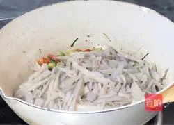 Illustration of how to make spicy and sour shredded lotus root 6