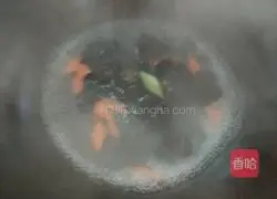 Illustration of how to make stir-fried cucumbers and fungus 3