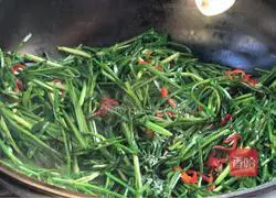 Illustration of how to stir-fry leeks with red pepper 6