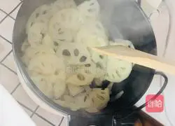 Illustration of how to make fried lotus root slices with snow peas 3