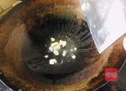 Illustration of how to make stir-fried red amaranth 2