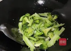 Illustration of how to make stir-fried broccoli 8
