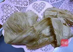 Illustration of how to make snowflake meat and bean curd skin rolls 1