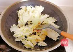 Illustration of how to make stir-fried shredded cabbage with sauce 7