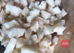 Illustration of how to make mushroom sauce mixed with diced lotus root 1