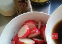 Illustration of how to make cold cherry radish 6