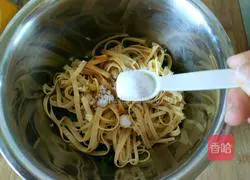 Spinach mixed with tofu skin Illustration of practice 12