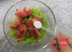 Illustration of how to mix tomatoes with lettuce 5