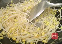 Illustration of how to make stir-fried broccoli with bean sprouts 9